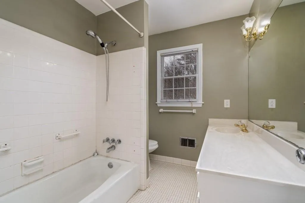 585 Spalding Drive, Atlanta, Georgia 30328, 4 Bedrooms Bedrooms, ,3 BathroomsBathrooms,Residential,Sold,585 Spalding Drive,6966491