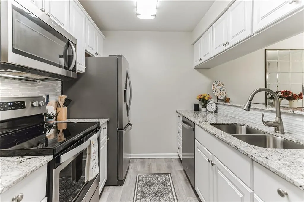 405 Barrington Hills Drive, Sandy Springs, Georgia 30350, 2 Bedrooms Bedrooms, ,2 BathroomsBathrooms,Residential,Sold,405 Barrington Hills Drive,7172312