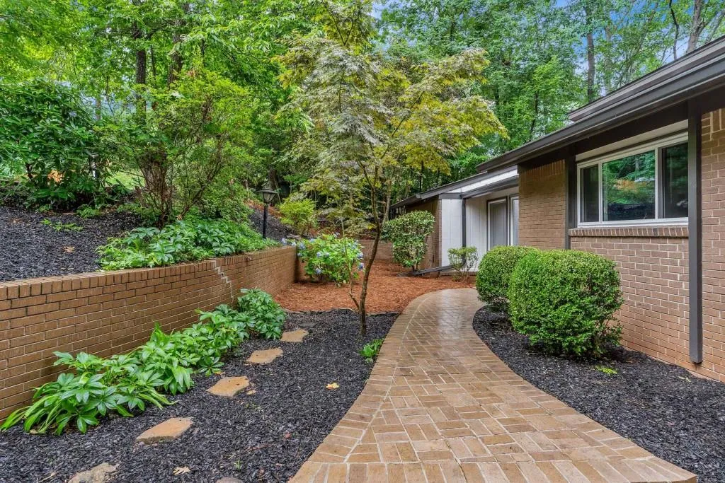 195 N Mill Court, Sandy Springs, Georgia 30328, 4 Bedrooms Bedrooms, ,3 BathroomsBathrooms,Residential,Sold,195 N Mill Court,6744800