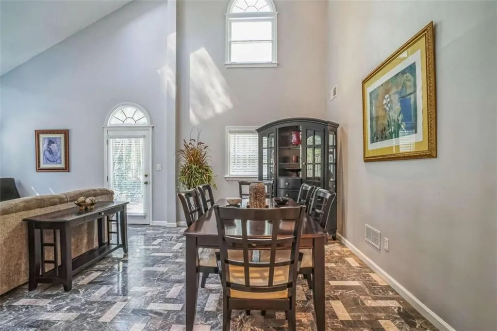 2914 Lenox Road Ne Unit 12, Atlanta, Georgia 30324, 4 Bedrooms Bedrooms, ,3 BathroomsBathrooms,Residential,Sold,2914 Lenox Road Ne Unit 12,7546808