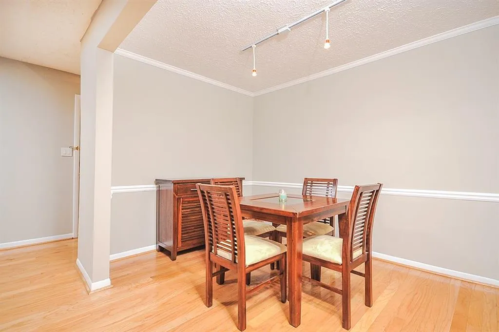 5143 Roswell Road Unit 8, Atlanta, Georgia 30342, 2 Bedrooms Bedrooms, ,1 BathroomBathrooms,Residential,Sold,5143 Roswell Road Unit 8,5936378