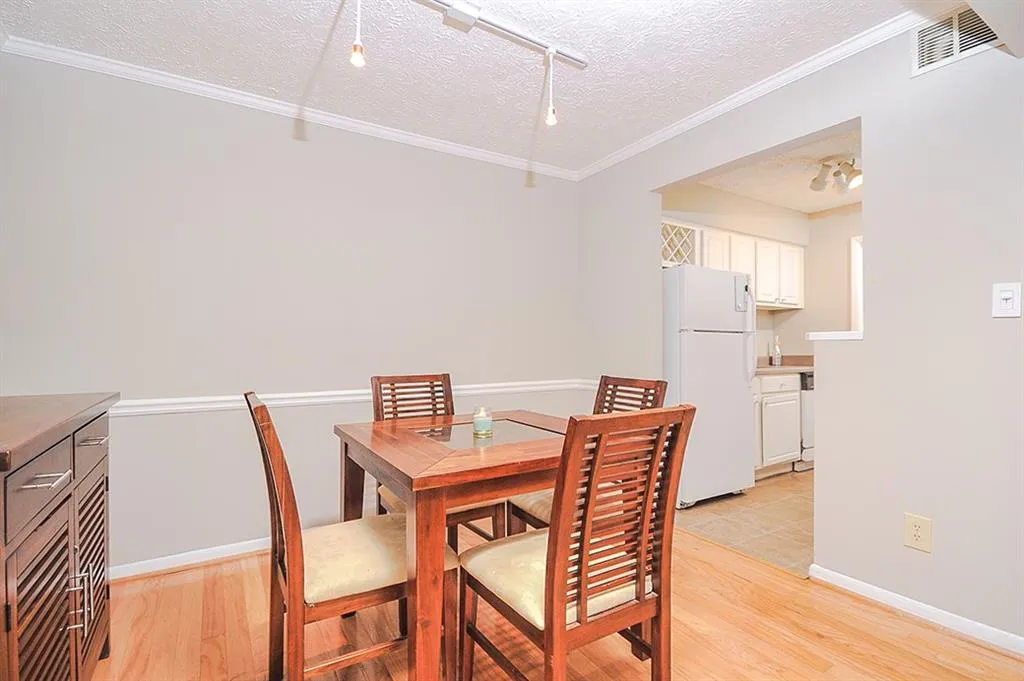 5143 Roswell Road Unit 8, Atlanta, Georgia 30342, 2 Bedrooms Bedrooms, ,1 BathroomBathrooms,Residential,Sold,5143 Roswell Road Unit 8,5936378