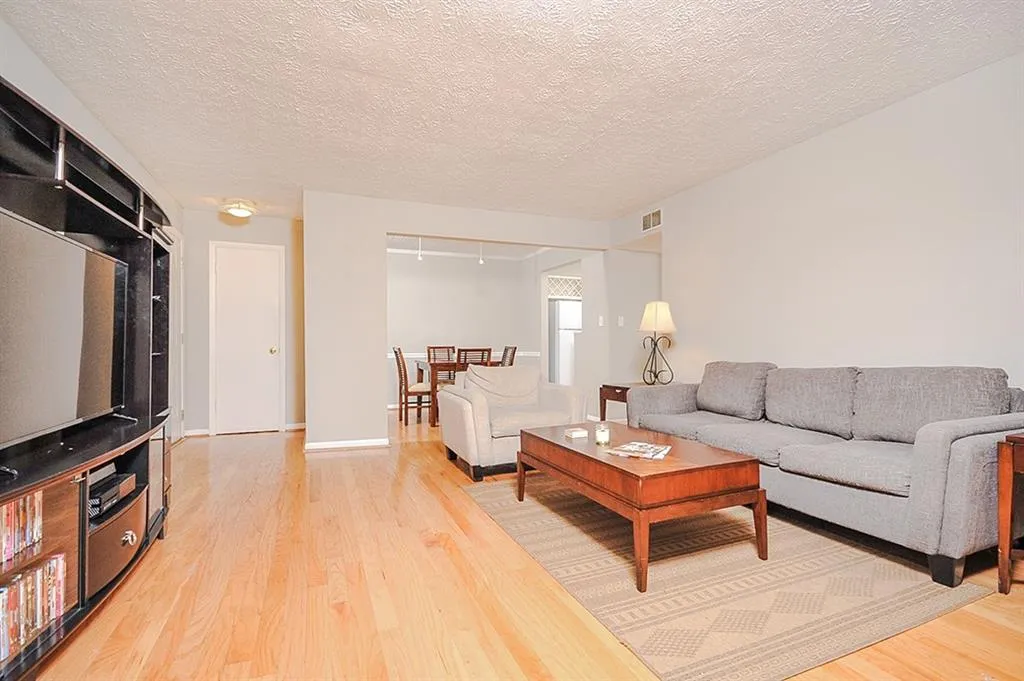 5143 Roswell Road Unit 8, Atlanta, Georgia 30342, 2 Bedrooms Bedrooms, ,1 BathroomBathrooms,Residential,Sold,5143 Roswell Road Unit 8,5936378