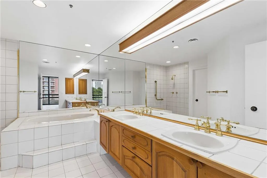 2660 Peachtree Road Nw Unit 11e, Atlanta, Georgia 30305, 3 Bedrooms Bedrooms, 0 ,3 BathroomsBathrooms,Residential,For Sale,2660 Peachtree Road Nw Unit 11e,7767292