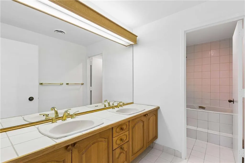 2660 Peachtree Road Nw Unit 11e, Atlanta, Georgia 30305, 3 Bedrooms Bedrooms, 0 ,3 BathroomsBathrooms,Residential,For Sale,2660 Peachtree Road Nw Unit 11e,7767292