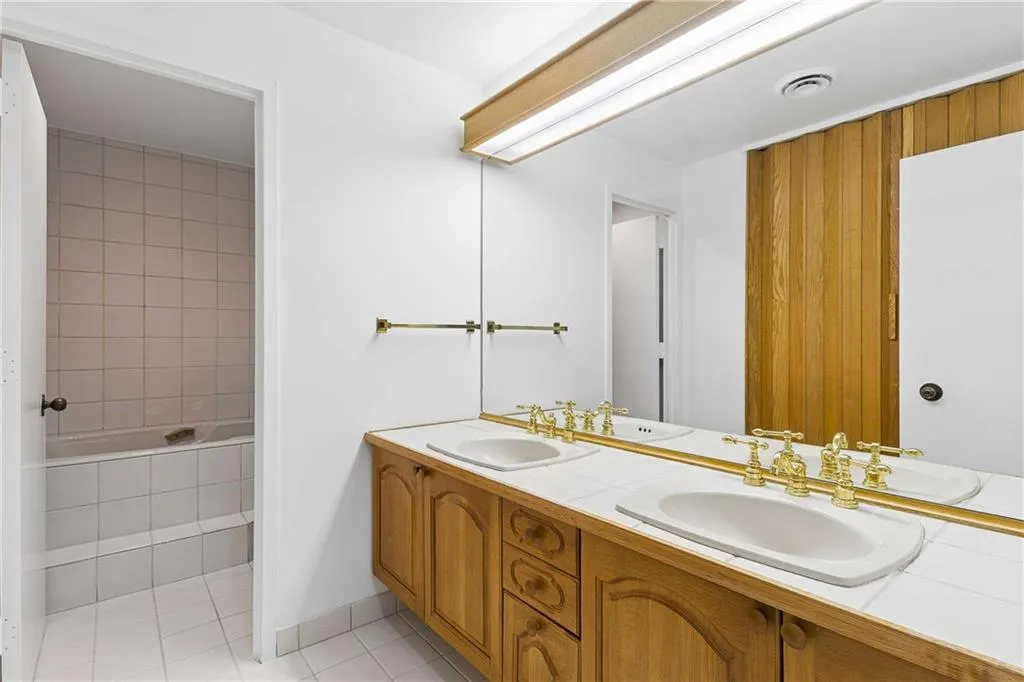 2660 Peachtree Road Nw Unit 11e, Atlanta, Georgia 30305, 3 Bedrooms Bedrooms, 0 ,3 BathroomsBathrooms,Residential,For Sale,2660 Peachtree Road Nw Unit 11e,7767292