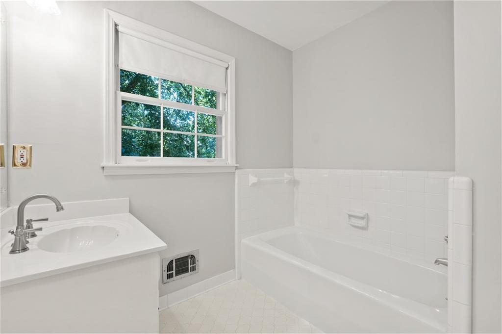 975 Buckhorn E, Sandy Springs, Georgia 30350, 6 Bedrooms Bedrooms, ,4 BathroomsBathrooms,Residential,Sold,975 Buckhorn E,7251860