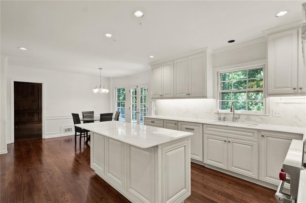 975 Buckhorn E, Sandy Springs, Georgia 30350, 6 Bedrooms Bedrooms, ,4 BathroomsBathrooms,Residential,Sold,975 Buckhorn E,7251860