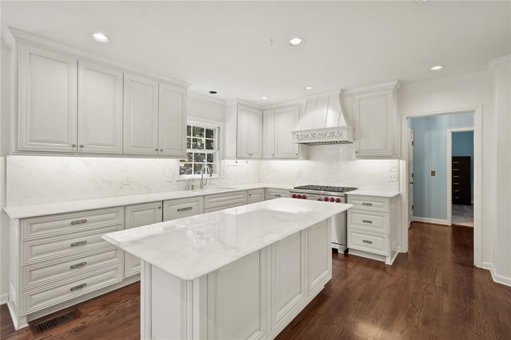 975 Buckhorn E, Sandy Springs, Georgia 30350, 6 Bedrooms Bedrooms, ,4 BathroomsBathrooms,Residential,Sold,975 Buckhorn E,7251860