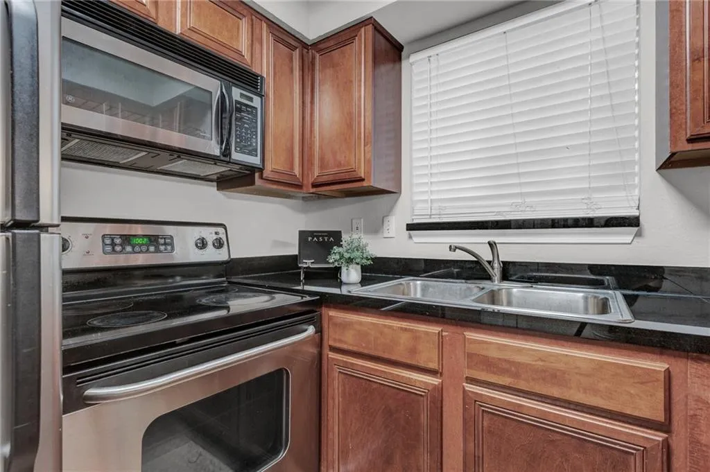 6940 Roswell Road Unit 21f, Sandy Springs, Georgia 30328, 2 Bedrooms Bedrooms, ,1 BathroomBathrooms,Residential,Sold,6940 Roswell Road Unit 21f,7082050