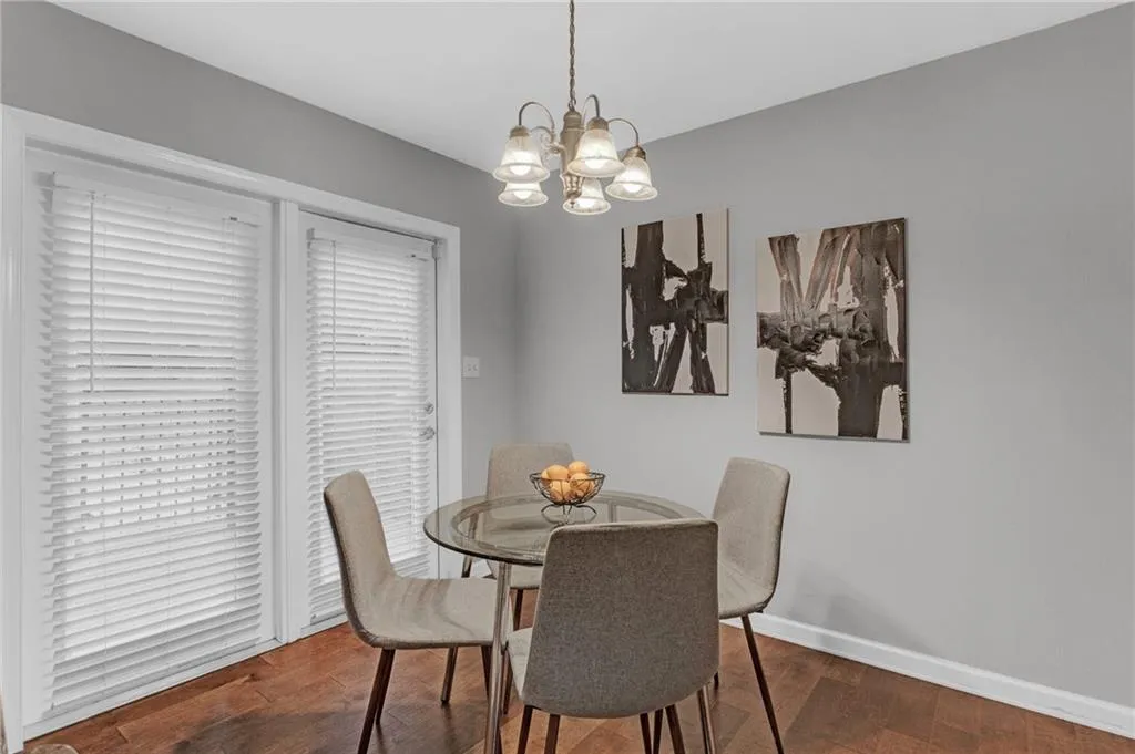 6940 Roswell Road Unit 21f, Sandy Springs, Georgia 30328, 2 Bedrooms Bedrooms, ,1 BathroomBathrooms,Residential,Sold,6940 Roswell Road Unit 21f,7082050