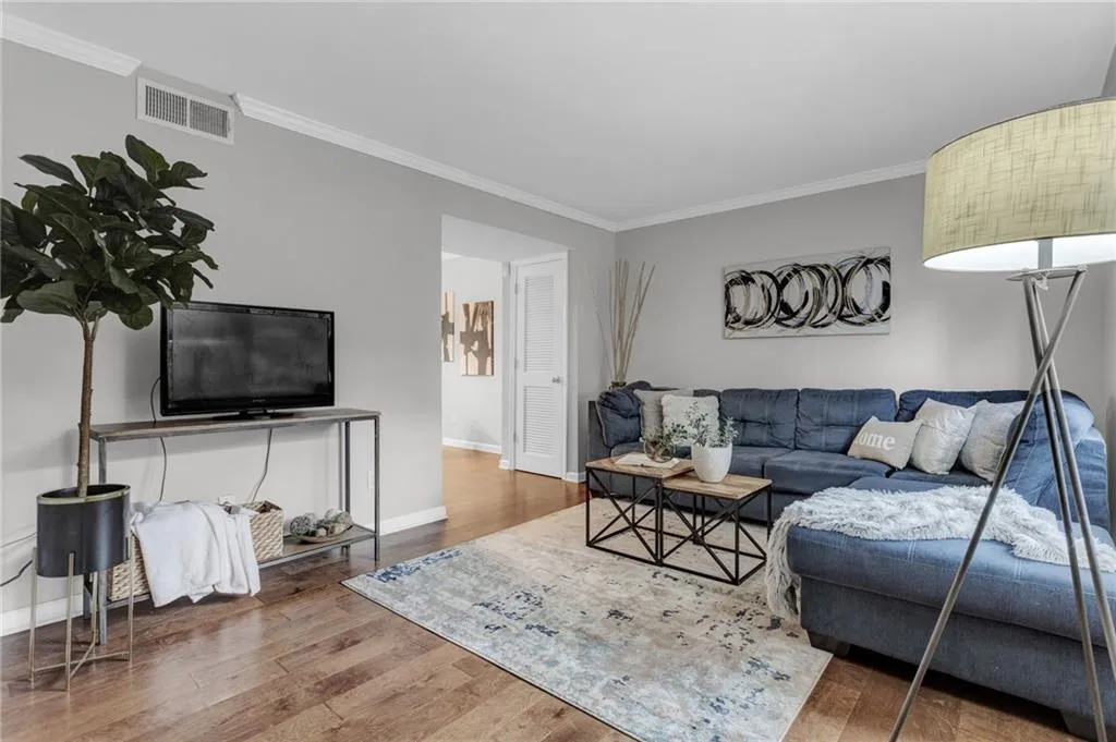 6940 Roswell Road Unit 21f, Sandy Springs, Georgia 30328, 2 Bedrooms Bedrooms, ,1 BathroomBathrooms,Residential,Sold,6940 Roswell Road Unit 21f,7082050