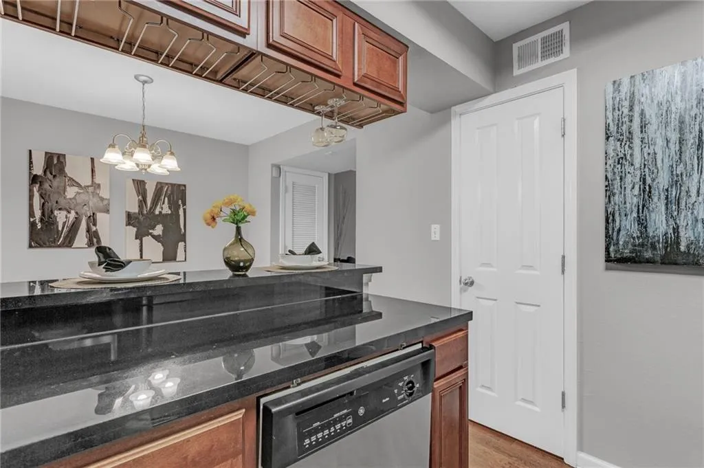 6940 Roswell Road Unit 21f, Sandy Springs, Georgia 30328, 2 Bedrooms Bedrooms, ,1 BathroomBathrooms,Residential,Sold,6940 Roswell Road Unit 21f,7082050