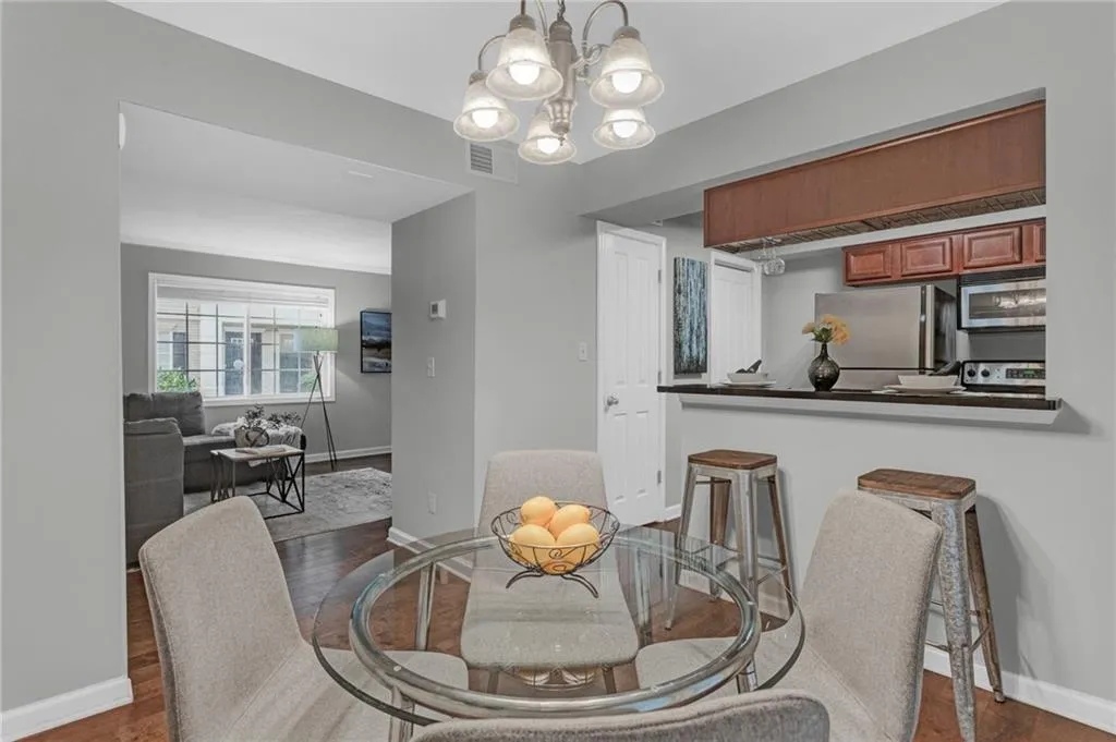 6940 Roswell Road Unit 21f, Sandy Springs, Georgia 30328, 2 Bedrooms Bedrooms, ,1 BathroomBathrooms,Residential,Sold,6940 Roswell Road Unit 21f,7082050