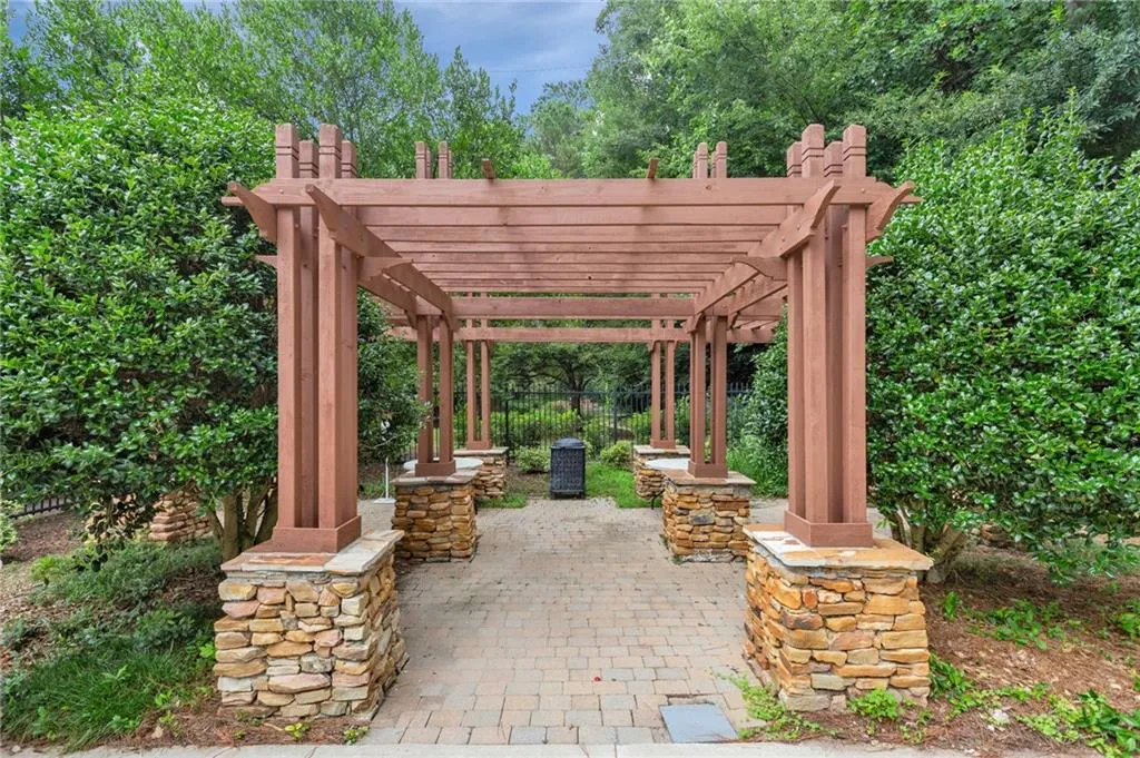 6940 Roswell Road Unit 21f, Sandy Springs, Georgia 30328, 2 Bedrooms Bedrooms, ,1 BathroomBathrooms,Residential,Sold,6940 Roswell Road Unit 21f,7082050