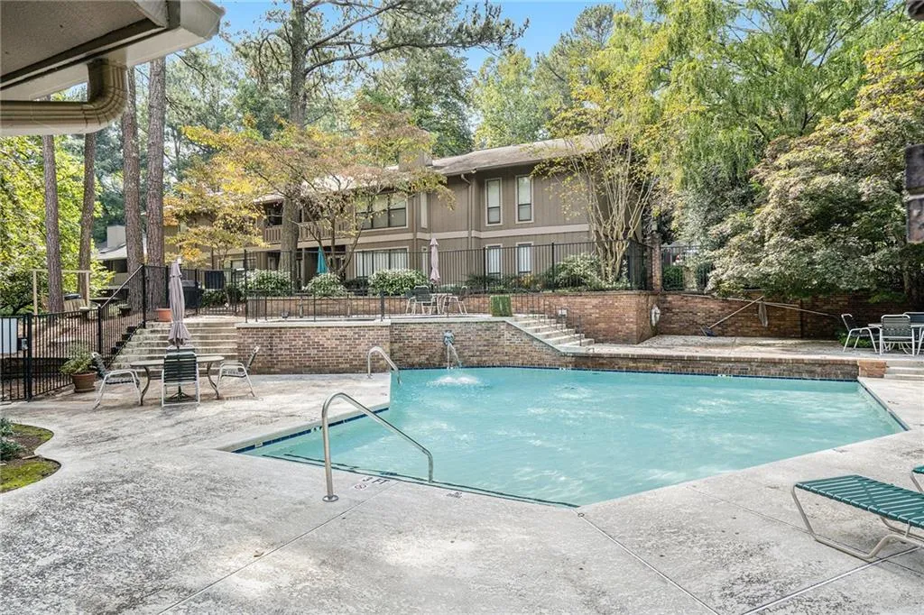 8740 Roswell Unit 7d, Sandy Springs, Georgia 30350, 2 Bedrooms Bedrooms, ,2 BathroomsBathrooms,Residential,Sold,8740 Roswell Unit 7d,6952715