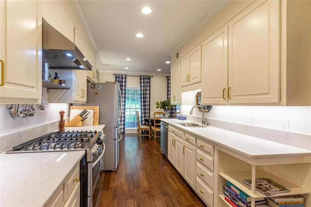 5263 Glenridge Drive, Atlanta, Georgia 30342, 3 Bedrooms Bedrooms, ,3 BathroomsBathrooms,Residential,Sold,5263 Glenridge Drive,6920332