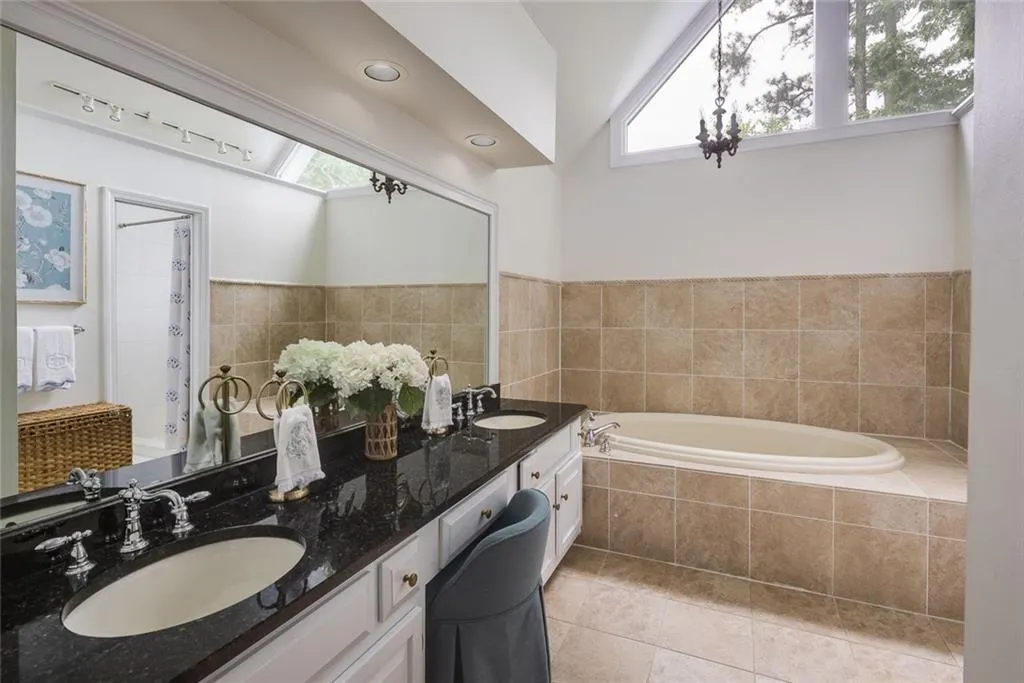 1085 Dunbarton Trace Ne, Brookhaven, Georgia 30319, 3 Bedrooms Bedrooms, ,2 BathroomsBathrooms,Residential,For Sale,1085 Dunbarton Trace Ne,7636578