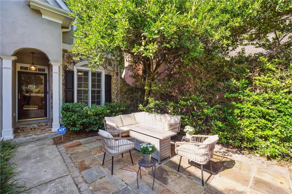 Check out that adorable front courtyard! An amazing space for entertaining, or al fresco dining. Or for the kids to run wild!