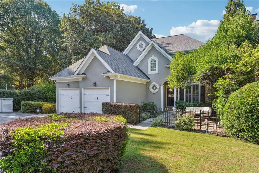 Check out that adorable front courtyard! An amazing space for entertaining, or al fresco dining. Or for the kids to run wild!