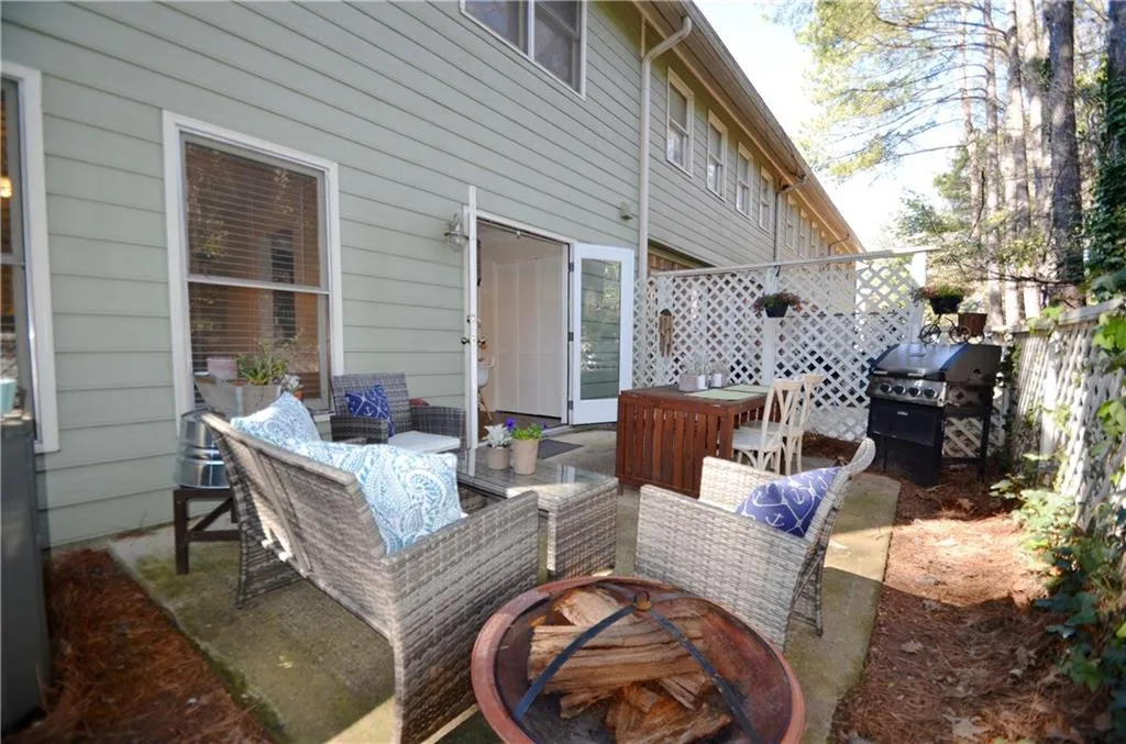 239 Peachtree Hollow Court, Atlanta, Georgia 30328, 3 Bedrooms Bedrooms, ,2 BathroomsBathrooms,Residential,Sold,239 Peachtree Hollow Court,5821125