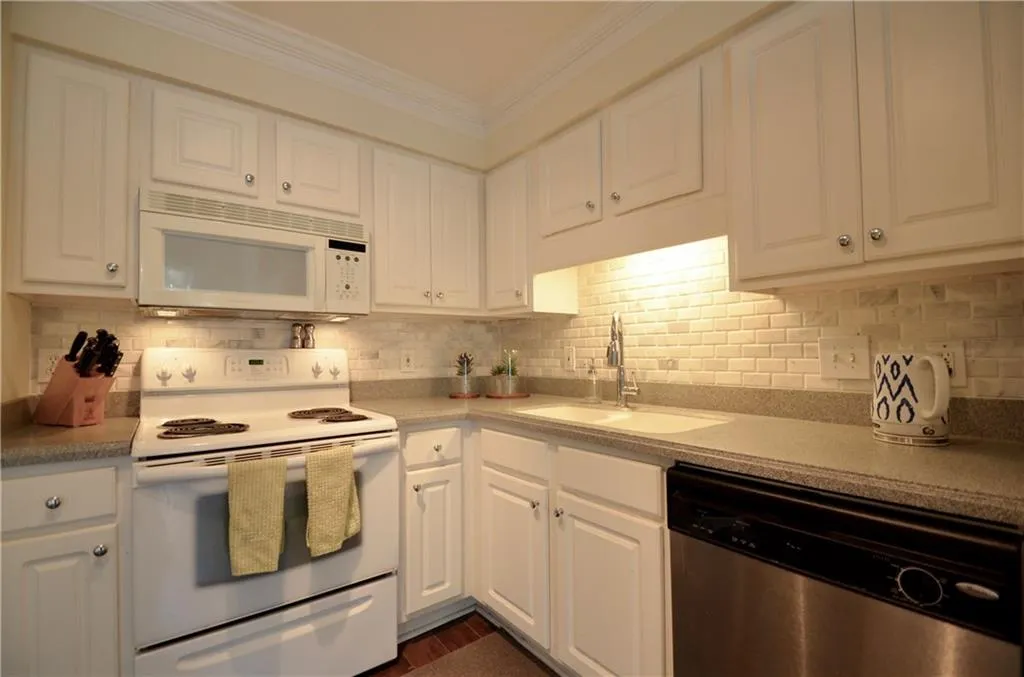 239 Peachtree Hollow Court, Atlanta, Georgia 30328, 3 Bedrooms Bedrooms, ,2 BathroomsBathrooms,Residential,Sold,239 Peachtree Hollow Court,5821125