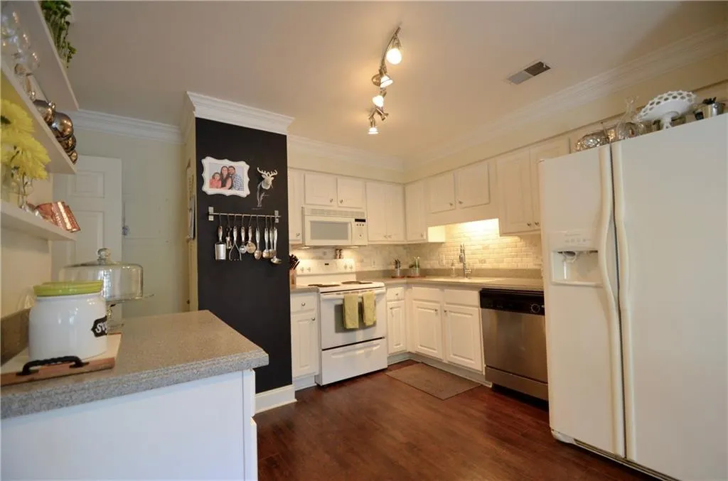 239 Peachtree Hollow Court, Atlanta, Georgia 30328, 3 Bedrooms Bedrooms, ,2 BathroomsBathrooms,Residential,Sold,239 Peachtree Hollow Court,5821125