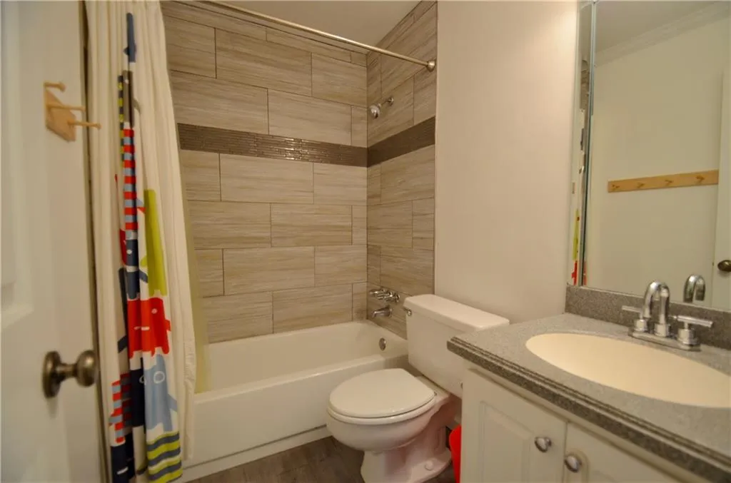 239 Peachtree Hollow Court, Atlanta, Georgia 30328, 3 Bedrooms Bedrooms, ,2 BathroomsBathrooms,Residential,Sold,239 Peachtree Hollow Court,5821125