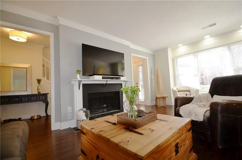 239 Peachtree Hollow Court, Atlanta, Georgia 30328, 3 Bedrooms Bedrooms, ,2 BathroomsBathrooms,Residential,Sold,239 Peachtree Hollow Court,5821125