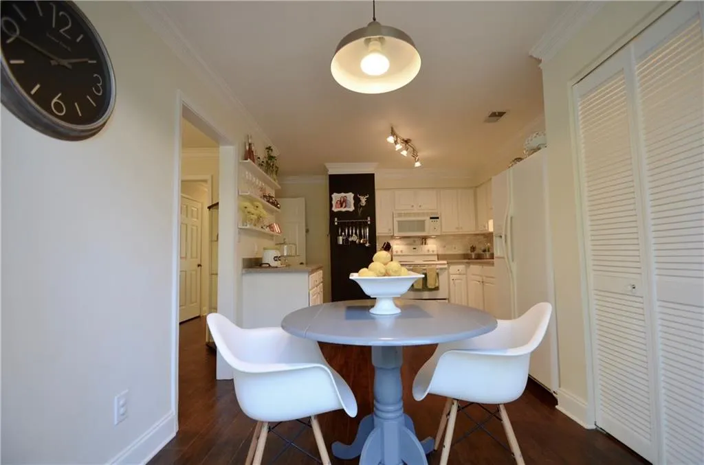 239 Peachtree Hollow Court, Atlanta, Georgia 30328, 3 Bedrooms Bedrooms, ,2 BathroomsBathrooms,Residential,Sold,239 Peachtree Hollow Court,5821125