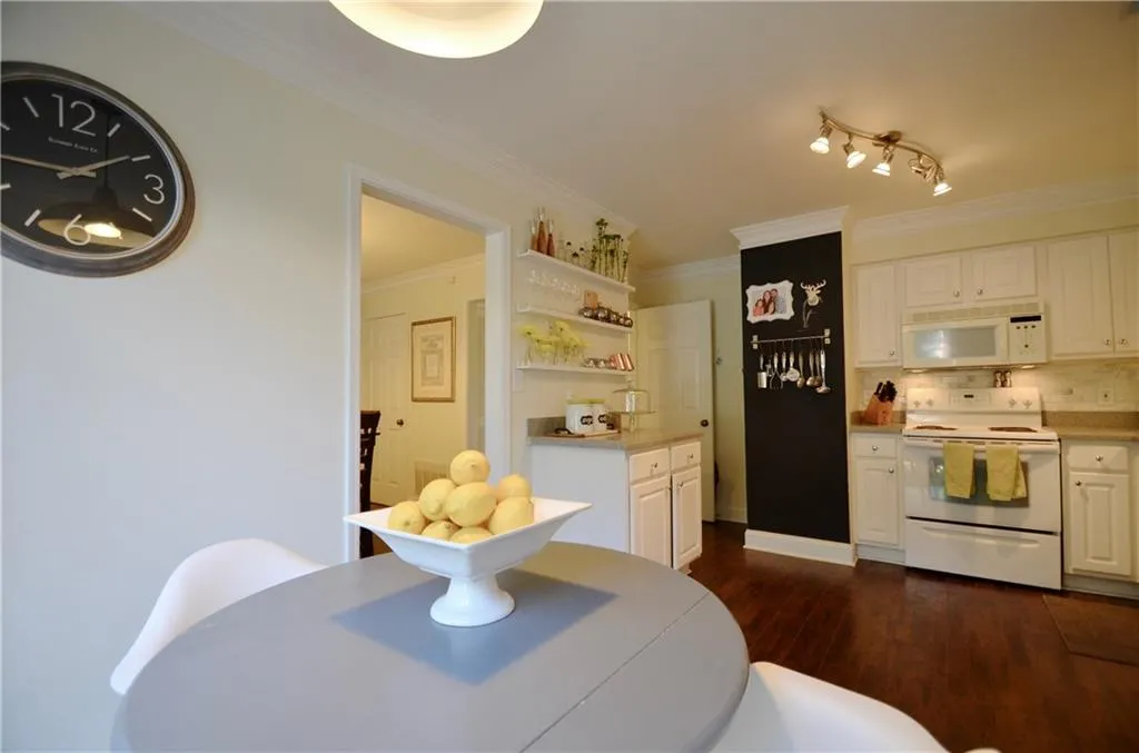 239 Peachtree Hollow Court, Atlanta, Georgia 30328, 3 Bedrooms Bedrooms, ,2 BathroomsBathrooms,Residential,Sold,239 Peachtree Hollow Court,5821125