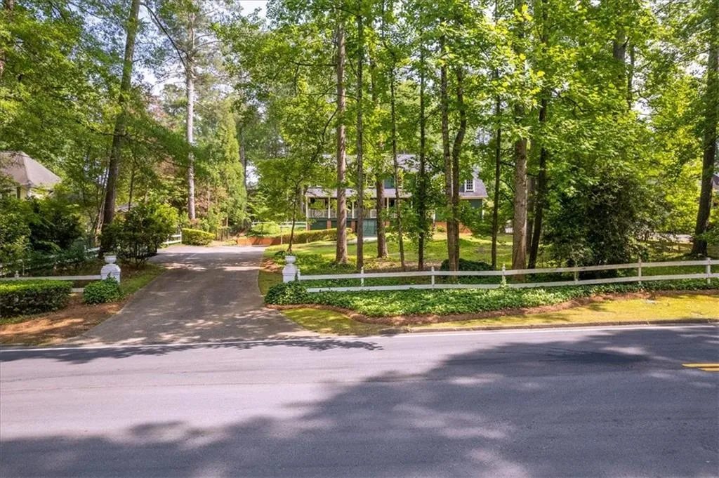 9570 Roberts Drive, Sandy Springs, Georgia 30350, 4 Bedrooms Bedrooms, ,3 BathroomsBathrooms,Residential,Sold,9570 Roberts Drive,7221845