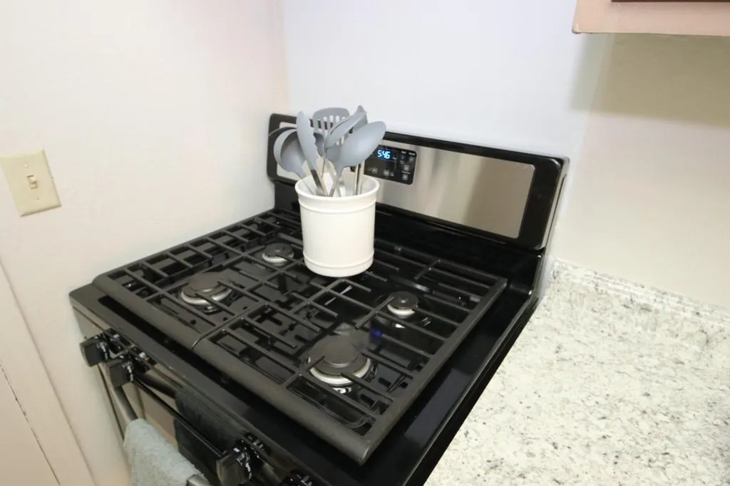 6851 Roswell Road Unit D-15, Sandy Springs, Georgia 30328, 3 Bedrooms Bedrooms, ,2 BathroomsBathrooms,Residential,Sold,6851 Roswell Road Unit D-15,6901859