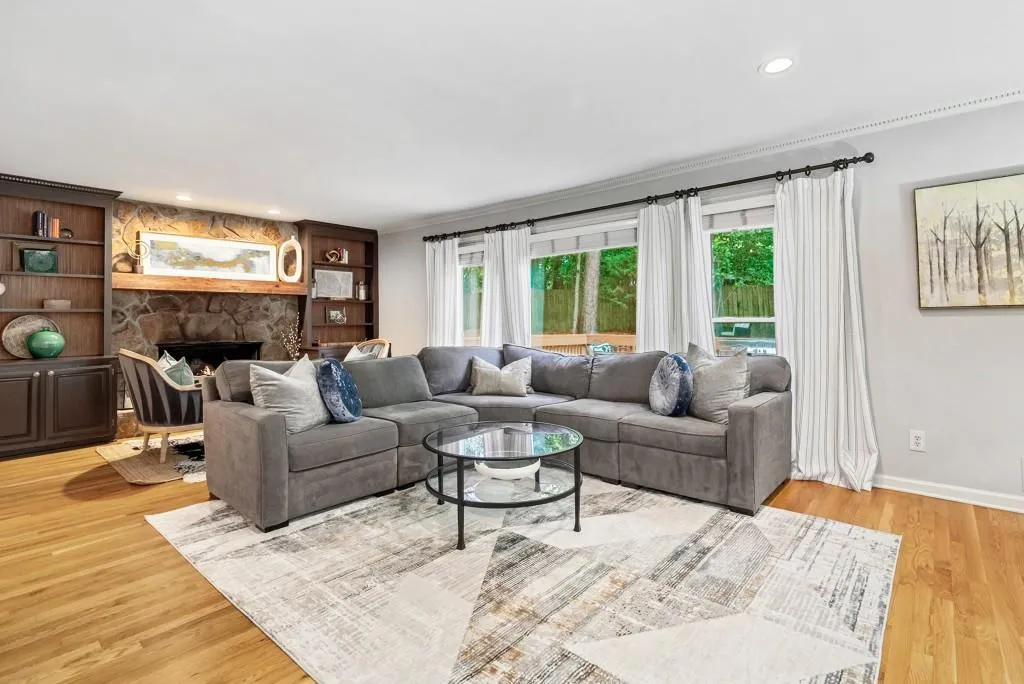 Huge Living Room And Wall Of Windows Brings The Outdoors In!
