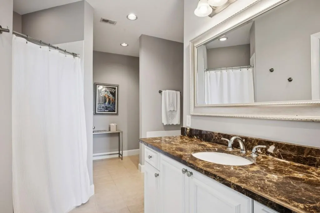 2626 Peachtree Road Nw Unit 1104, Atlanta, Georgia 30305, 2 Bedrooms Bedrooms, 0 ,2 BathroomsBathrooms,Residential,For Sale,2626 Peachtree Road Nw Unit 1104,7752635