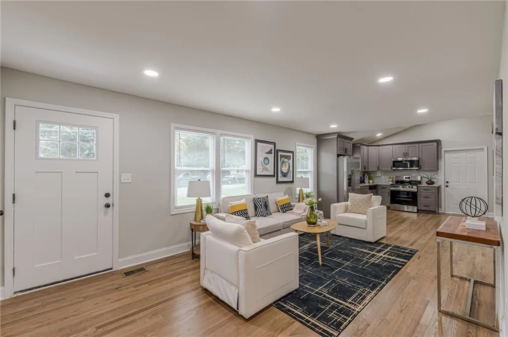 2811 Mango Circle Nw, Atlanta, Georgia 30318, 3 Bedrooms Bedrooms, ,2 BathroomsBathrooms,Residential,For Sale,2811 Mango Circle Nw,7631594