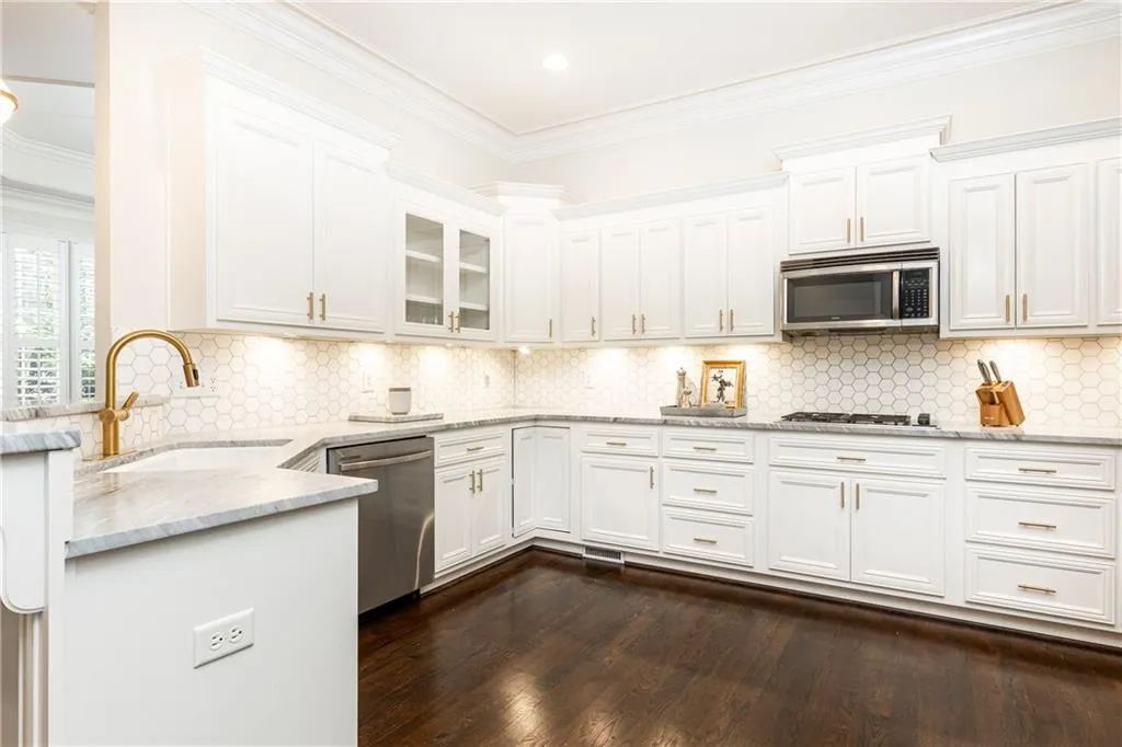 5492 Glenridge Drive Unit 508, Atlanta, Georgia 30342, 4 Bedrooms Bedrooms, ,3 BathroomsBathrooms,Residential,Sold,5492 Glenridge Drive Unit 508,7476470