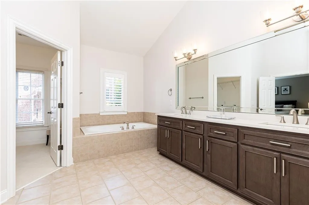 5492 Glenridge Drive Unit 508, Atlanta, Georgia 30342, 4 Bedrooms Bedrooms, ,3 BathroomsBathrooms,Residential,Sold,5492 Glenridge Drive Unit 508,7476470