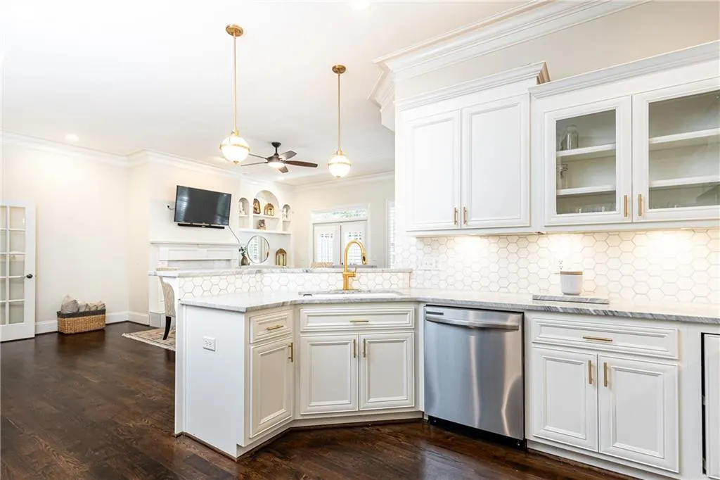 5492 Glenridge Drive Unit 508, Atlanta, Georgia 30342, 4 Bedrooms Bedrooms, ,3 BathroomsBathrooms,Residential,Sold,5492 Glenridge Drive Unit 508,7476470