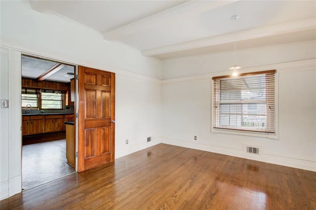 Dining room opens to the kitchen and side screened in porch