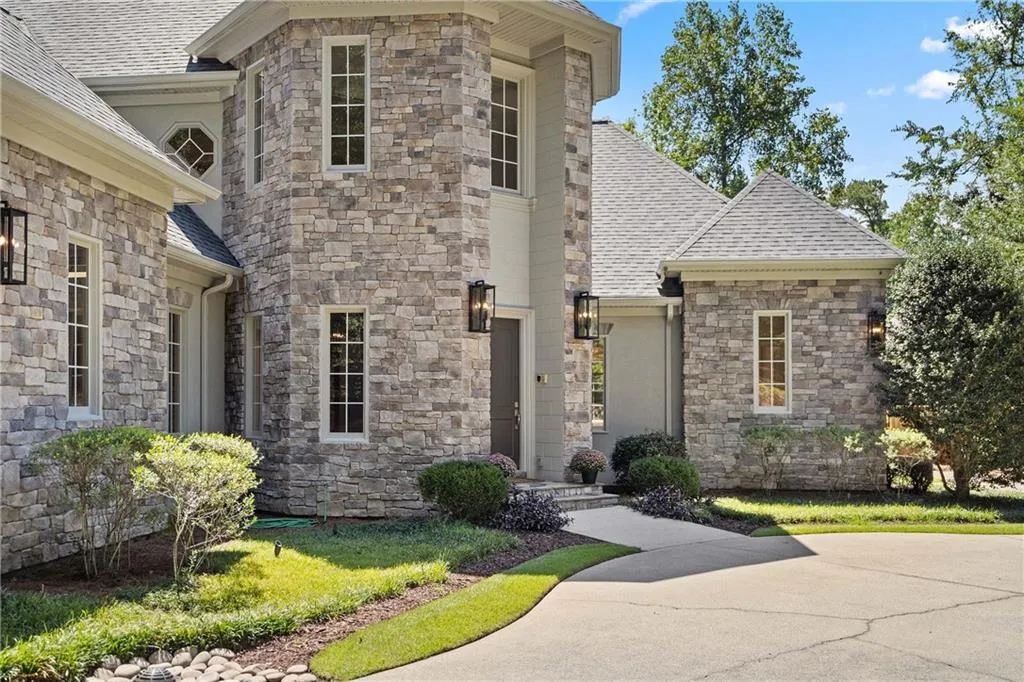 5027 Green Pine Drive, Atlanta, Georgia 30342, 5 Bedrooms Bedrooms, ,5 BathroomsBathrooms,Residential,For Sale,5027 Green Pine Drive,7670381