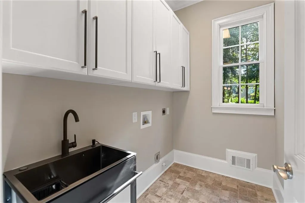 5027 Green Pine Drive, Atlanta, Georgia 30342, 5 Bedrooms Bedrooms, ,5 BathroomsBathrooms,Residential,For Sale,5027 Green Pine Drive,7670381