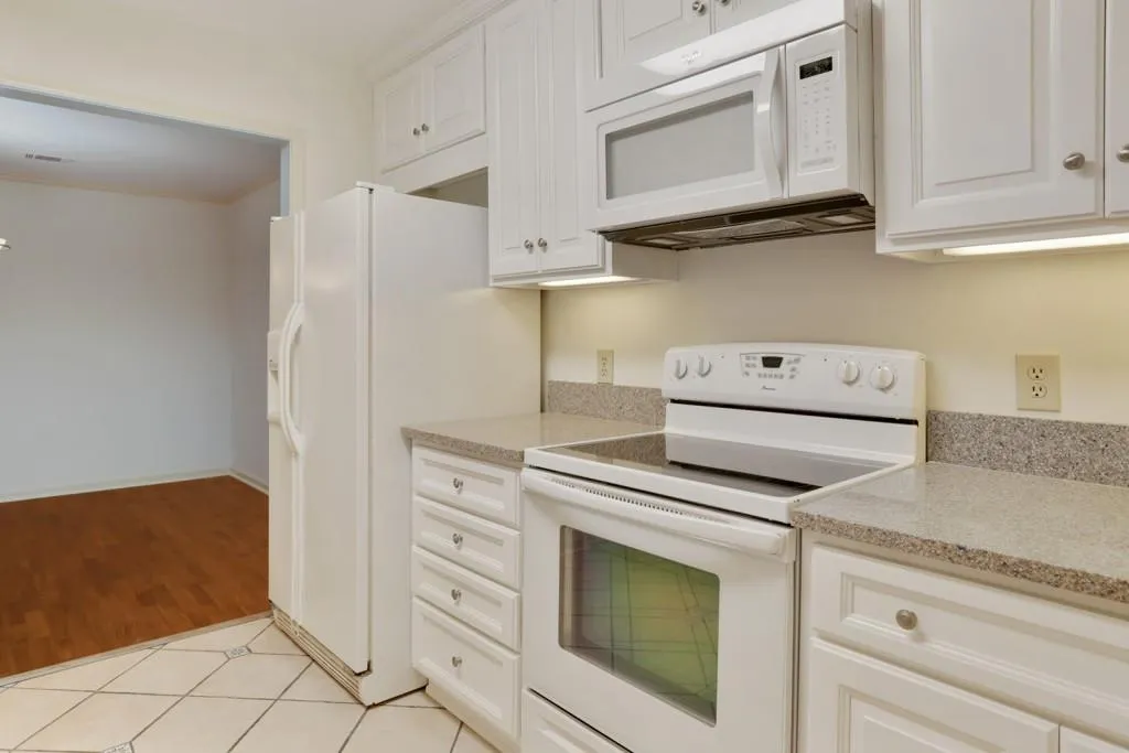 301 Bainbridge Drive Unit 301, Atlanta, Georgia 30327, 2 Bedrooms Bedrooms, ,2 BathroomsBathrooms,Residential,Sold,301 Bainbridge Drive Unit 301,5628520