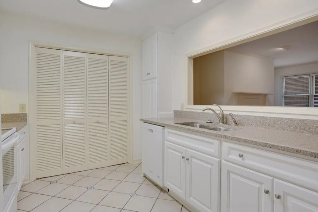 301 Bainbridge Drive Unit 301, Atlanta, Georgia 30327, 2 Bedrooms Bedrooms, ,2 BathroomsBathrooms,Residential,Sold,301 Bainbridge Drive Unit 301,5628520