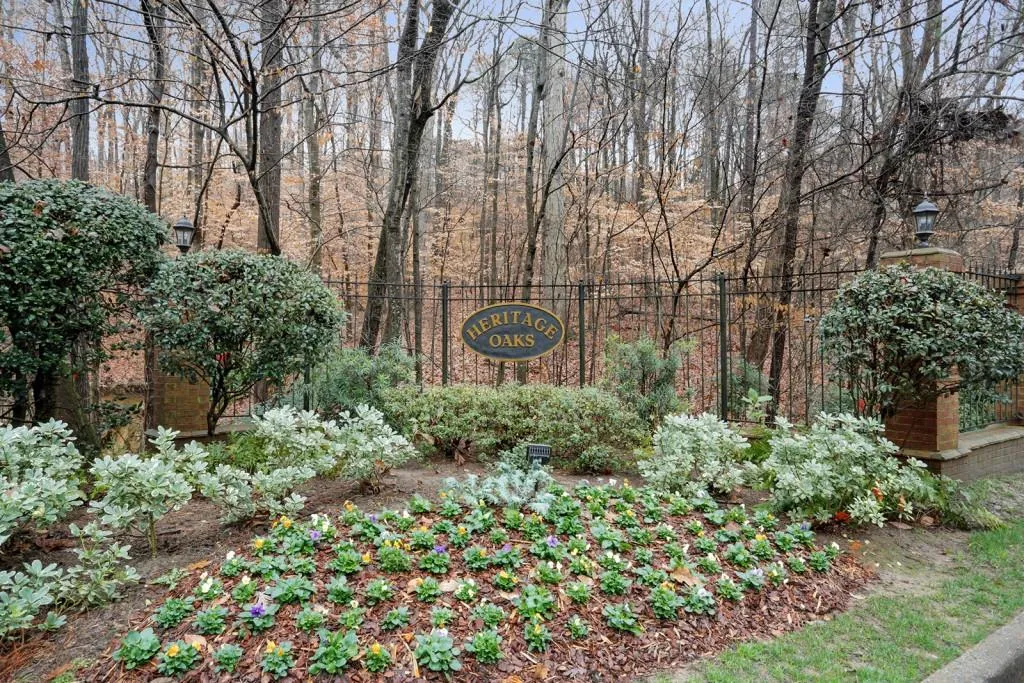 301 Bainbridge Drive Unit 301, Atlanta, Georgia 30327, 2 Bedrooms Bedrooms, ,2 BathroomsBathrooms,Residential,Sold,301 Bainbridge Drive Unit 301,5628520