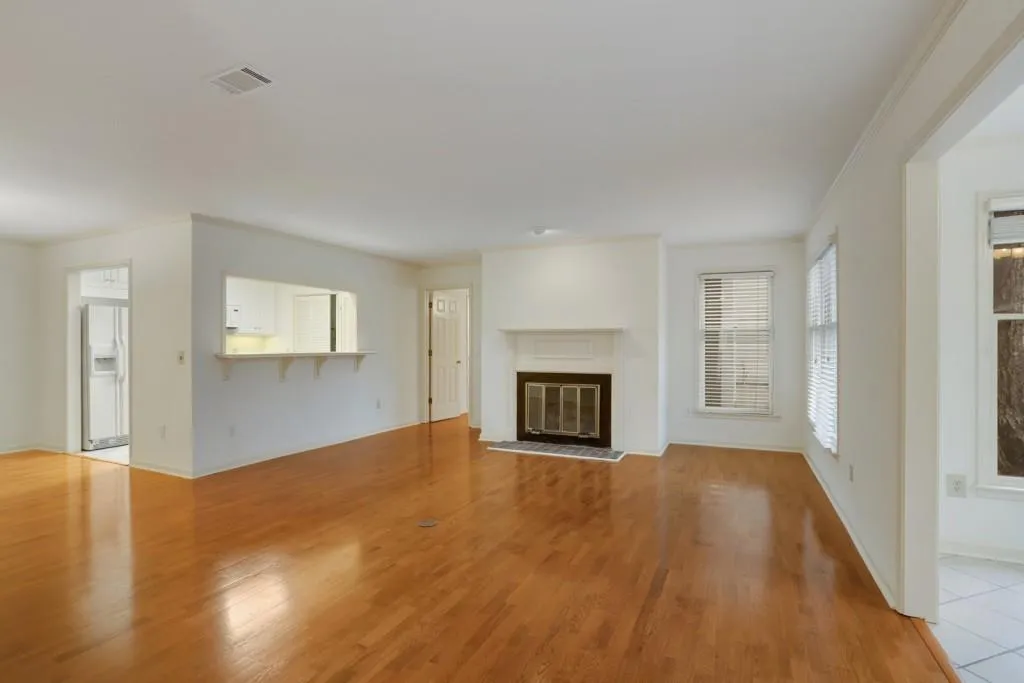 301 Bainbridge Drive Unit 301, Atlanta, Georgia 30327, 2 Bedrooms Bedrooms, ,2 BathroomsBathrooms,Residential,Sold,301 Bainbridge Drive Unit 301,5628520