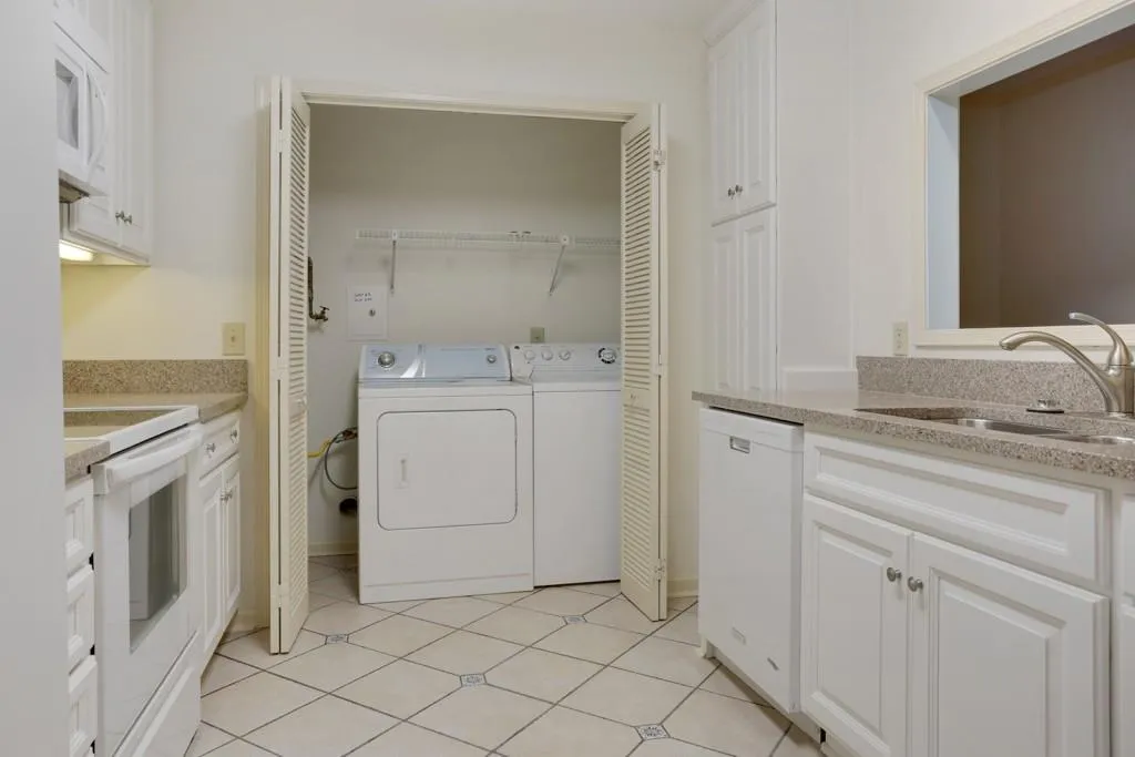 301 Bainbridge Drive Unit 301, Atlanta, Georgia 30327, 2 Bedrooms Bedrooms, ,2 BathroomsBathrooms,Residential,Sold,301 Bainbridge Drive Unit 301,5628520