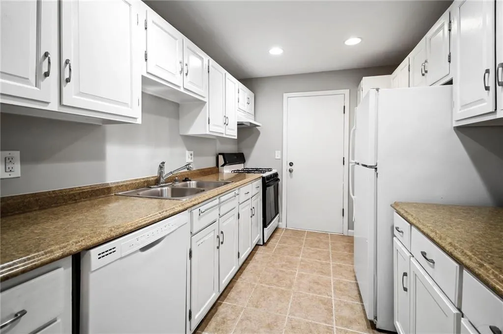 6851 Roswell Road Unit O27, Sandy Springs, Georgia 30328, 2 Bedrooms Bedrooms, ,2 BathroomsBathrooms,Residential,Sold,6851 Roswell Road Unit O27,6911458