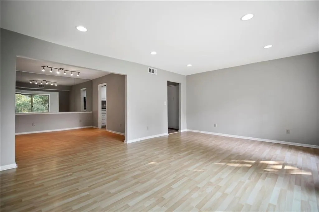 6851 Roswell Road Unit O27, Sandy Springs, Georgia 30328, 2 Bedrooms Bedrooms, ,2 BathroomsBathrooms,Residential,Sold,6851 Roswell Road Unit O27,6911458