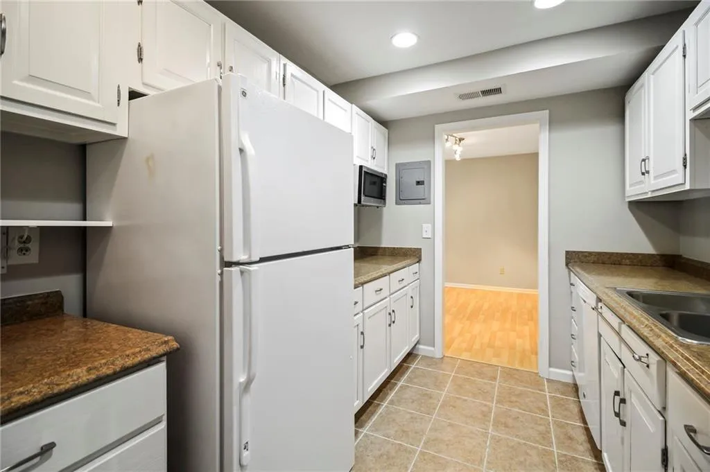 6851 Roswell Road Unit O27, Sandy Springs, Georgia 30328, 2 Bedrooms Bedrooms, ,2 BathroomsBathrooms,Residential,Sold,6851 Roswell Road Unit O27,6911458